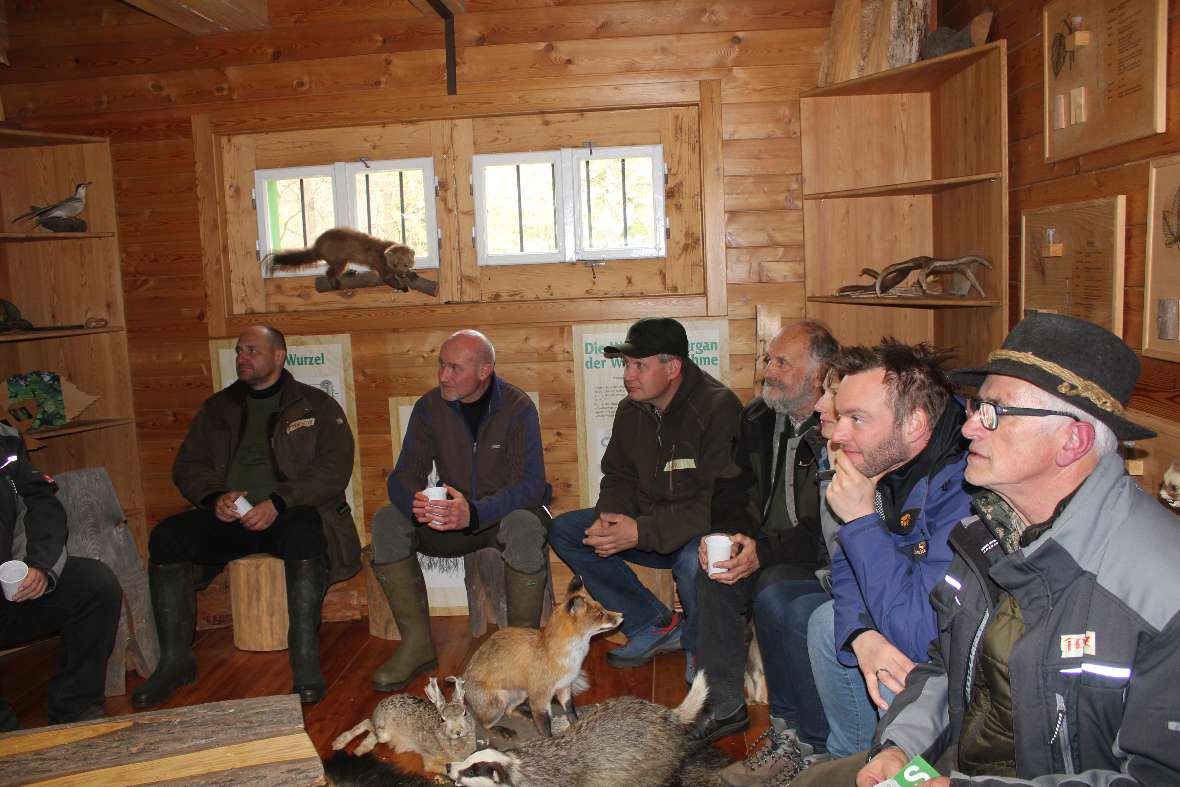 Waldpeadgogen beim Besuch in der Waldschule